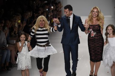 Tasarımcısı betsey johnson, dansçı tony dovolani