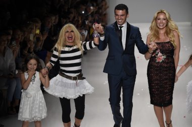 Tasarımcısı betsey johnson, dansçı tony dovolani