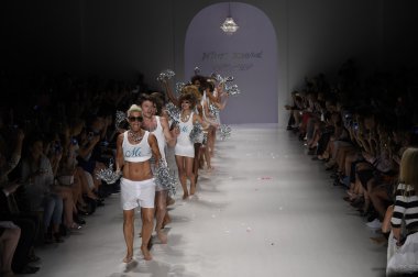 modelleri yürümek pist finale betsey johnson defile
