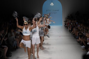 modelleri yürümek pist finale betsey johnson defile