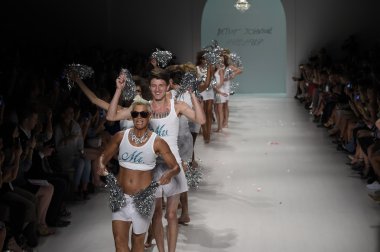 modelleri yürümek pist finale betsey johnson defile