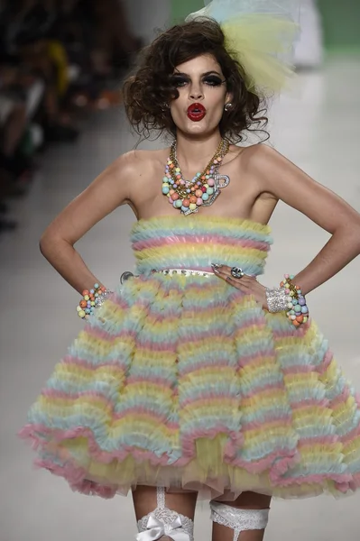 Modelo caminha na pista no desfile de moda Betsey Johnson — Fotografia de Stock