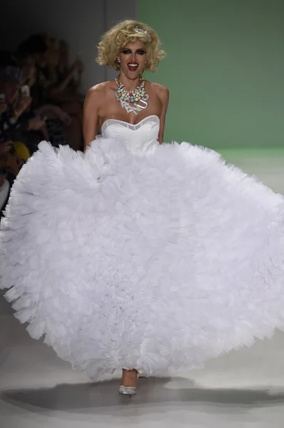 Modelo camina por la pasarela en Betsey Johnson desfile de moda — Foto de Stock