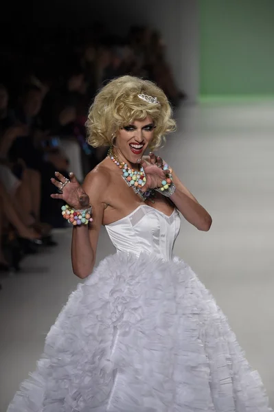 Modelo caminha na pista no desfile de moda Betsey Johnson — Fotografia de Stock