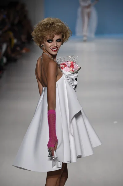 Modelo camina por la pasarela en Betsey Johnson desfile de moda —  Fotos de Stock