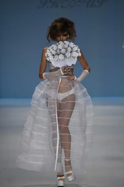 Modelo camina por la pasarela en Betsey Johnson desfile de moda — Foto de Stock