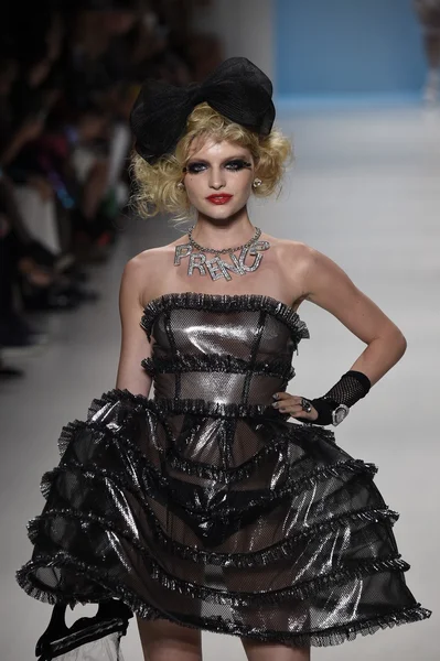 Modelo caminha na pista no desfile de moda Betsey Johnson — Fotografia de Stock