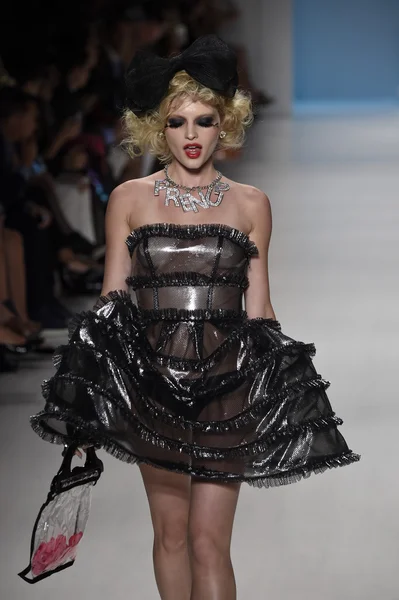 デジタル キーボード ピアノで遊ぶ子供