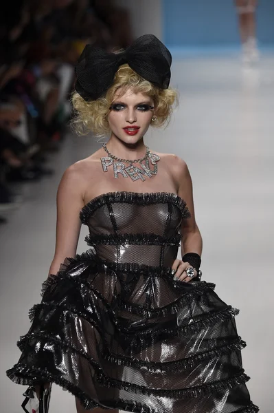 Modelo caminha na pista no desfile de moda Betsey Johnson — Fotografia de Stock