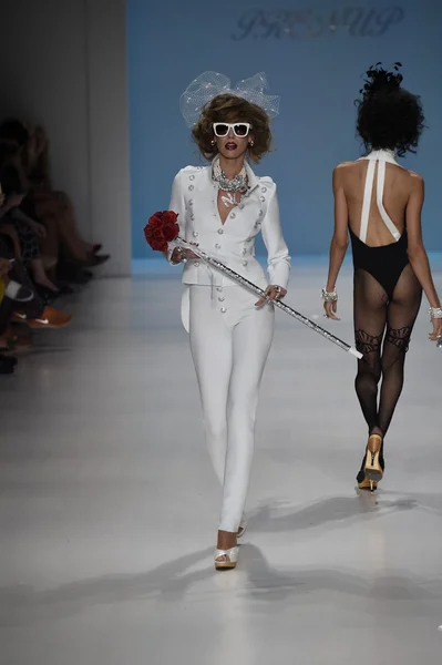 Modelo camina por la pasarela en Betsey Johnson desfile de moda — Foto de Stock