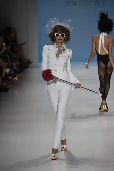 Modelo camina por la pasarela en Betsey Johnson desfile de moda — Foto de Stock