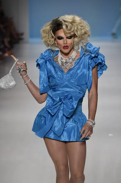 Willam Belli caminha na pista de Betsey Johnson — Fotografia de Stock