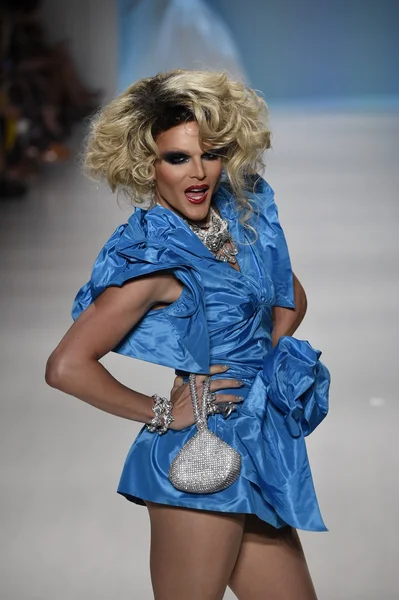 Willam belli läuft bei betsey johnson über den laufsteg — Stockfoto