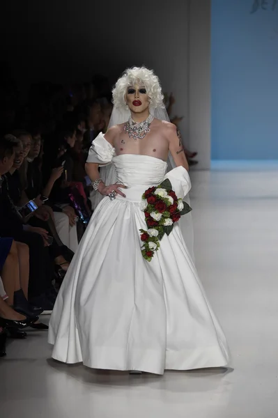 Drag Queen Sharon Needles camina por la pasarela en el desfile de moda de Betsey Johnson —  Fotos de Stock