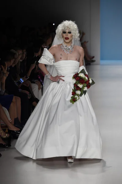 Drag Queen Sharon Needles marche sur la piste au défilé de mode Betsey Johnson — Photo