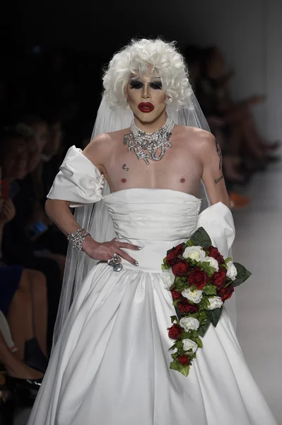 Drag Queen Sharon Needles caminha na passarela do desfile Betsey Johnson — Fotografia de Stock