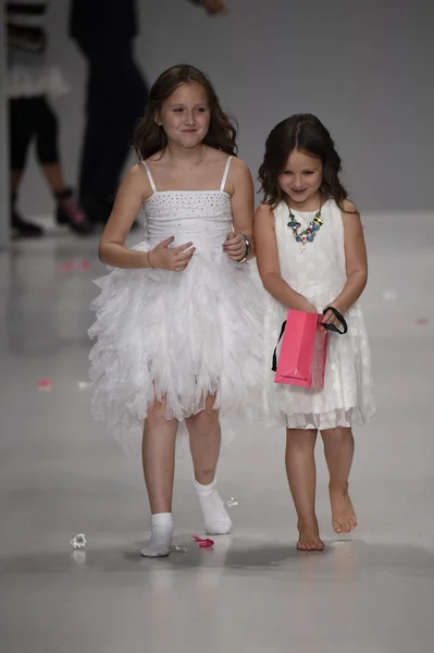 Kinderen lopen de start-en landingsbaan op betsey johnson modeshow — Stockfoto