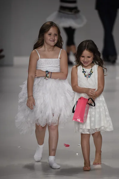 Kids walk the runway at Betsey Johnson fashion show — Stock Photo, Image