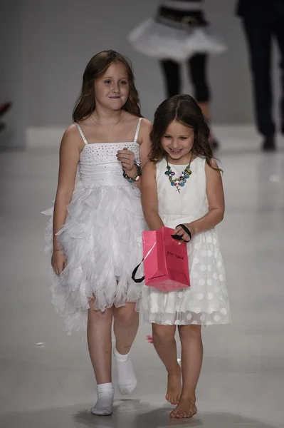 Kids walk the runway at Betsey Johnson fashion show — Stock Photo, Image