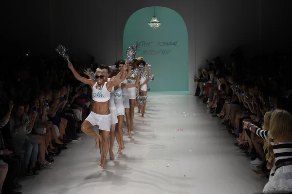 Modelleri yürümek pist finale betsey johnson defile — Stok fotoğraf