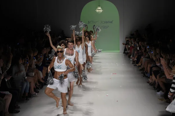 Модели выходят в финал на показе мод Бетси Джонсон — стоковое фото