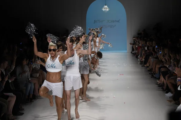 Models walk the runway finale at Betsey Johnson fashion show — Stock Photo, Image