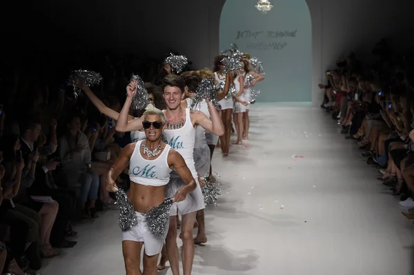 Modelos caminan el final de la pasarela en el desfile de moda de Betsey Johnson — Foto de Stock