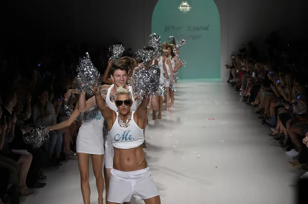 Models laufen über den Laufsteg Finale bei Betsey Johnson Modenschau — Stockfoto