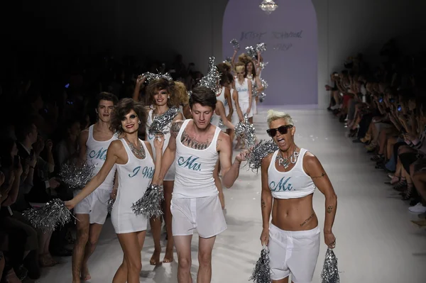 Models laufen über den Laufsteg Finale bei Betsey Johnson Modenschau — Stockfoto