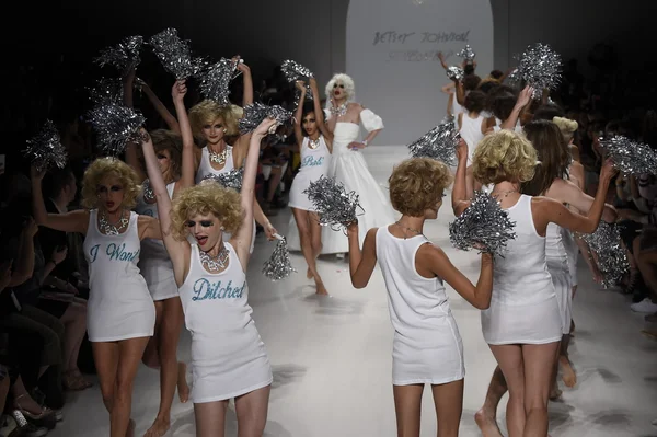 Modelos andam no final da pista no desfile de moda Betsey Johnson — Fotografia de Stock