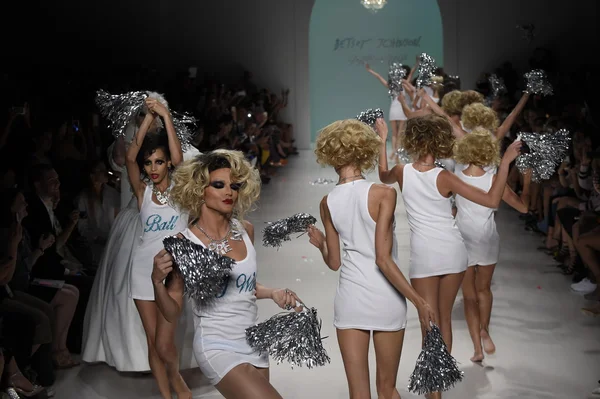 Modelos caminan el final de la pasarela en el desfile de moda de Betsey Johnson — Foto de Stock