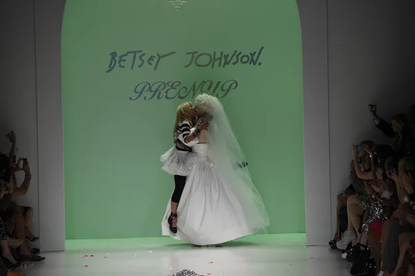 Przeciągnij igły sharon królowej i projektanta betsey johnson — Zdjęcie stockowe