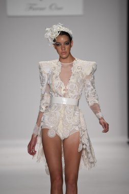 model furne amato ilkbahar yaz 2015 tanıtımı için pist yü