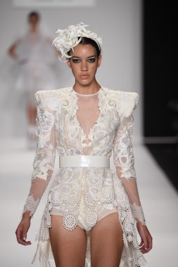 model furne amato ilkbahar yaz 2015 tanıtımı için pist yü