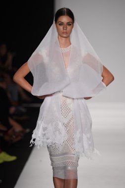 model furne amato ilkbahar yaz 2015 tanıtımı için pist yü