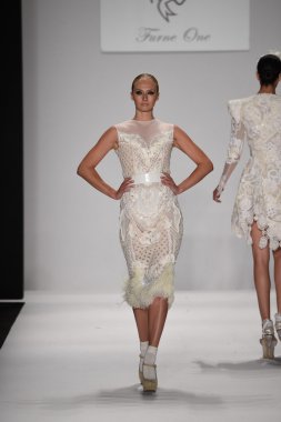 model furne amato ilkbahar yaz 2015 tanıtımı için pist yü