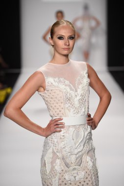 model furne amato ilkbahar yaz 2015 tanıtımı için pist yü