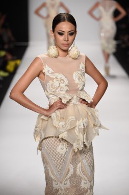 model furne amato ilkbahar yaz 2015 tanıtımı için pist yü