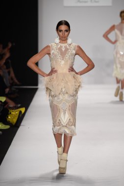 model furne amato ilkbahar yaz 2015 tanıtımı için pist yü