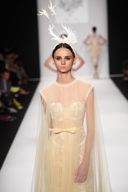 model furne amato ilkbahar yaz 2015 tanıtımı için pist yü