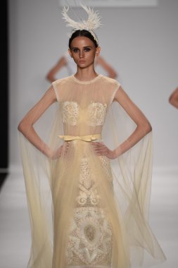 model furne amato ilkbahar yaz 2015 tanıtımı için pist yü