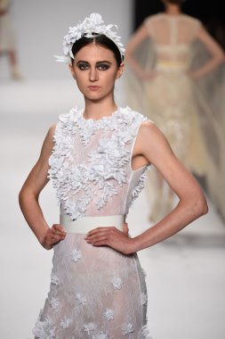 model furne amato ilkbahar yaz 2015 tanıtımı için pist yü