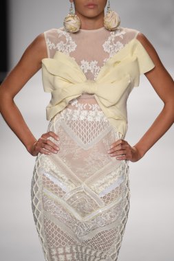 model furne amato ilkbahar yaz 2015 tanıtımı için pist yü