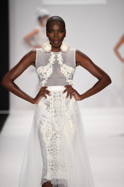 model furne amato ilkbahar yaz 2015 tanıtımı için pist yü