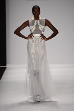 model furne amato ilkbahar yaz 2015 tanıtımı için pist yü