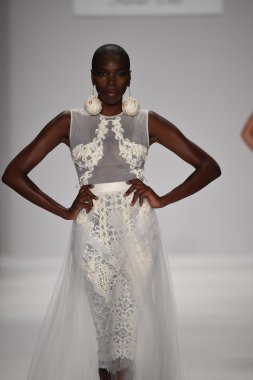 model furne amato ilkbahar yaz 2015 tanıtımı için pist yü