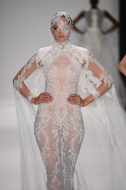 model furne amato ilkbahar yaz 2015 tanıtımı için pist yü