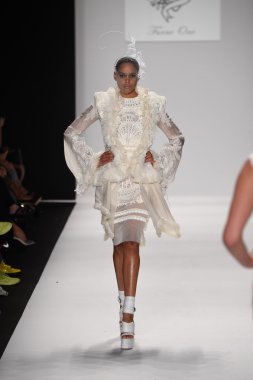 model furne amato ilkbahar yaz 2015 tanıtımı için pist yü