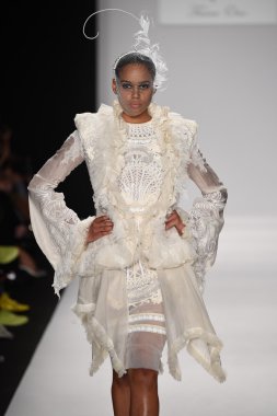 model furne amato ilkbahar yaz 2015 tanıtımı için pist yü