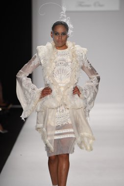 model furne amato ilkbahar yaz 2015 tanıtımı için pist yü